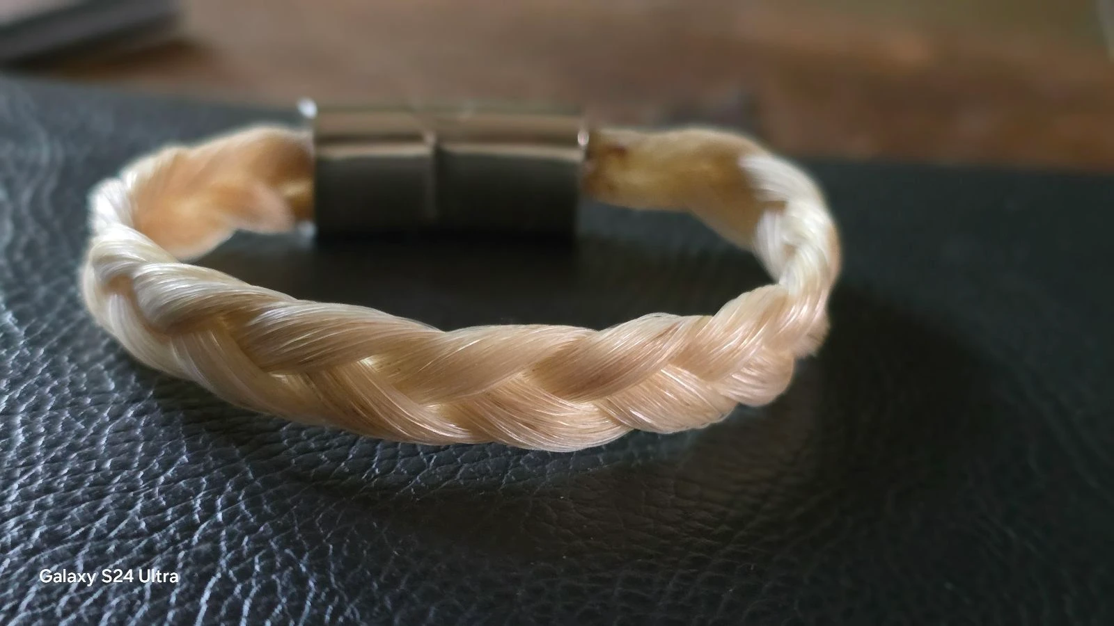 Zelf gemaakte armband met paardenhaar